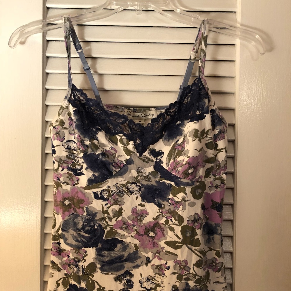 Cute t-strap stretchy floral top with lace trim